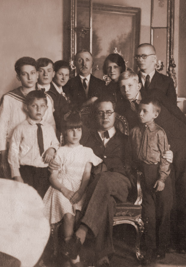 А. Сеговия с В. И. Яшневым и его учениками (Ленинград, 1936)
