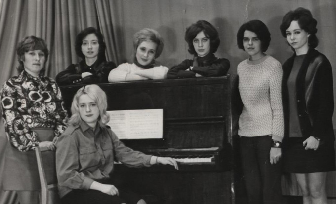 На репетиции с музыкальным ансамблем ВГУ (1973 г.)