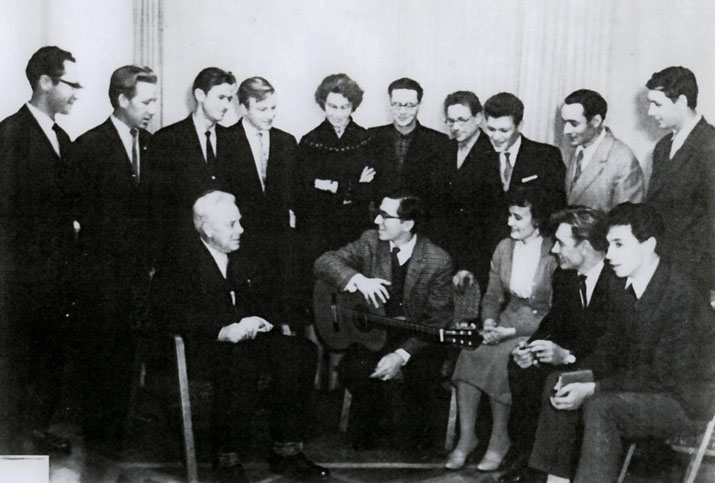 Б. Л. Вольман и Джон Вильямс с группой советских гитаристов (Ленинград, 1962)